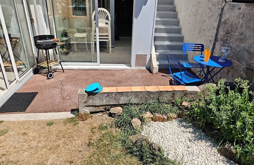 Cholet House | Quiet, friendly house 10pers Garden.garage+free parking.close to amenities