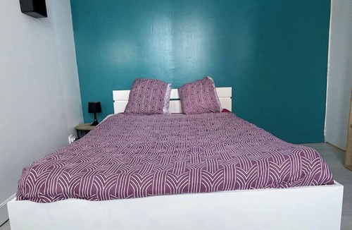 Cote Est Soquence Apartment | Quiet, functional city-center studio