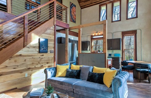 Old Fort House | Quiet, Funky Retreat with Game Room and Hot Tub