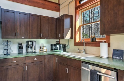 Old Fort House | Quiet, Funky Retreat with Game Room and Hot Tub