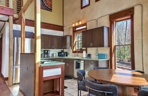 Old Fort House | Quiet, Funky Retreat with Game Room and Hot Tub
