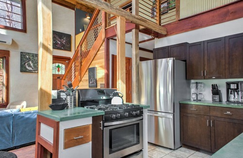 Old Fort House | Quiet, Funky Retreat with Game Room and Hot Tub