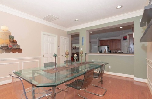 Houston House | Quiet Furnished Bedroom in a Townhouse Near The Galleria - Houston TX