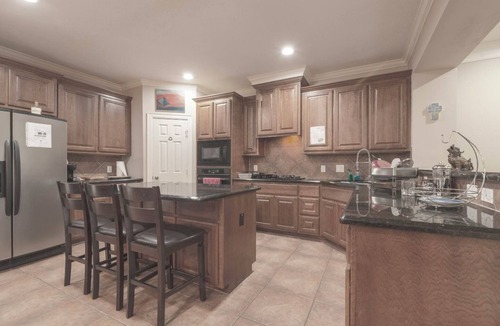 Houston House | Quiet Furnished Bedroom in a Townhouse Near The Galleria - Houston TX