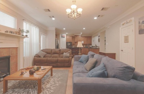 Houston House | Quiet Furnished Bedroom in a Townhouse Near The Galleria - Houston TX