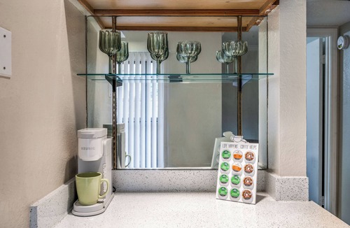 Far North Dallas Condo | Quiet Gated Apt w/Pool, Near Hospitals & Shops
