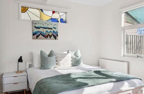 North Shore House | Quiet Geelong Getaway I Bay views