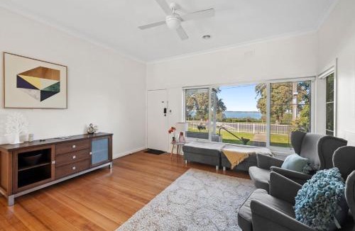 North Shore House | Quiet Geelong Getaway I Bay views