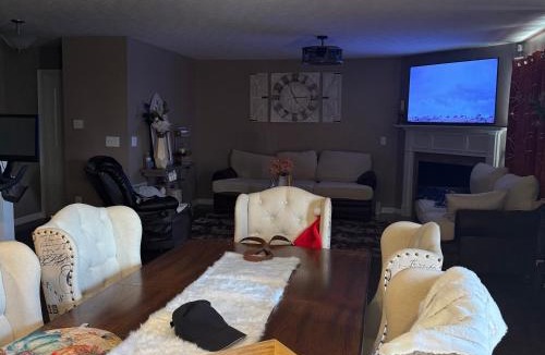 Grove City House | Quiet getaway 4BR