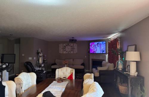 Grove City House | Quiet getaway 4BR