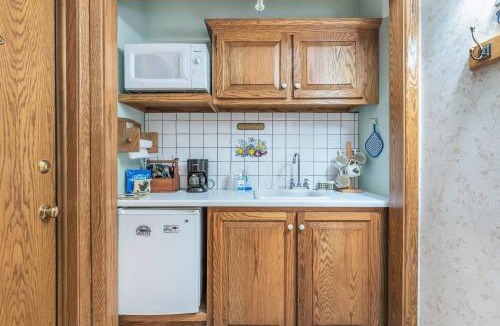 Clarks Summit House | Quiet Getaway with Queen Bed & Wi-Fi