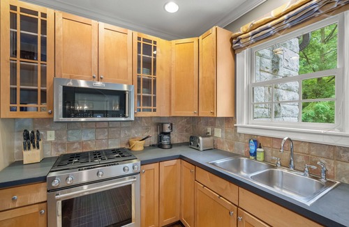 Nashville House | Quiet Green Hills Cottage. Near 12 South, Lipscomb Belmont Vanderbilt Downtown.