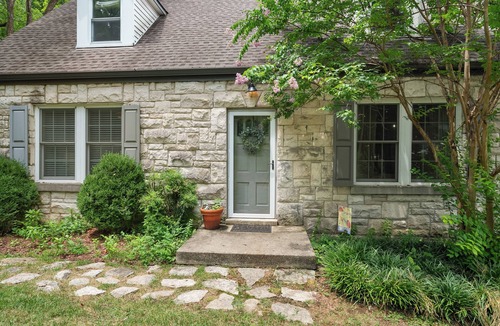 Nashville House | Quiet Green Hills Cottage. Near 12 South, Lipscomb Belmont Vanderbilt Downtown.