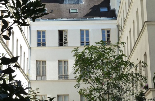 Quartier Saint-Ambroise Apartment | Quiet & Greenery in Paris .