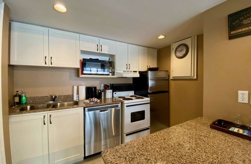 Craigleith Condo | Quiet Hillside Studio - Wifi, Linens/Towels, Free Shuttle