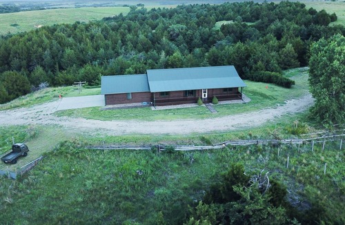 Inavale Cabin | Quiet Hilltop Log Cabin