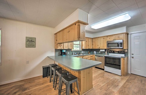 Hawkins House | Quiet Home on Lake Hawkins w/Kayaks + Dock!