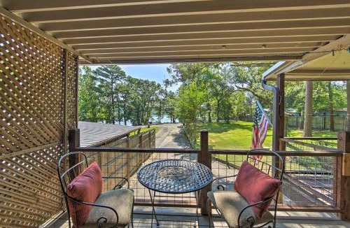 Hawkins House | Quiet Home on Lake Hawkins w/Kayaks + Dock!