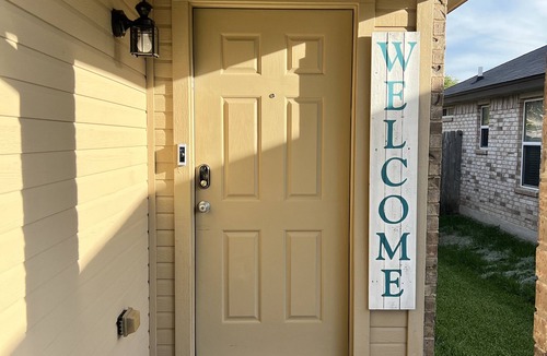 Temple House | Quiet home w/King bed, Work Area, Pack n Play & Pet Friendly