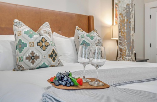 Granbury Hotel | Quiet Hotel in Granbury Texas on the Historic Granbury Square
