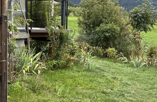 Seyne House | Quiet house for rent with garden and garage