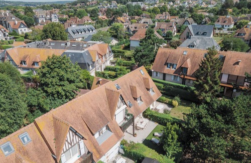 Deauville City Centre Cottage | Quiet house near the beach in a secure area with free private parking