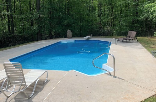 Newnan House | Quiet house with huge pool