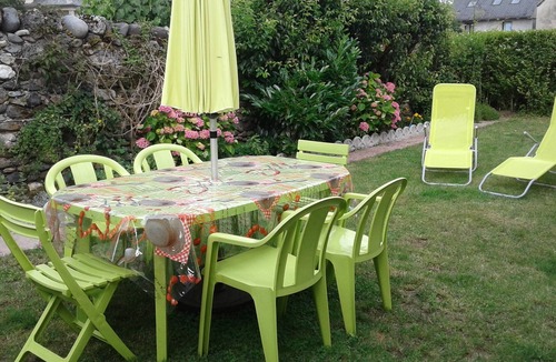 Espalion House | Quiet house with terrace and garden - view of Calmont d'Olt castle