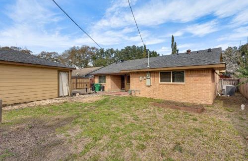 Central Southwest House | Quiet Houston Home with Porch - Near Park and Trails!