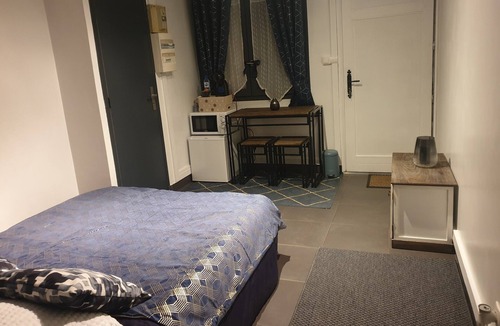 Adamville House | Quiet independent room