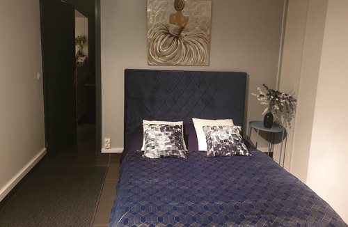 Adamville House | Quiet independent room