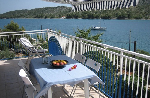 Kaprije Apartment | Quiet island, crystal sea, beautiful sunsets: villa with pool, 30 m from the sea