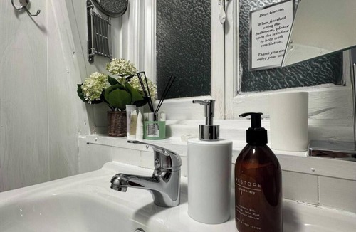 St. Pancras Apartment | Quiet King’s Cross flat – Steps from the Station