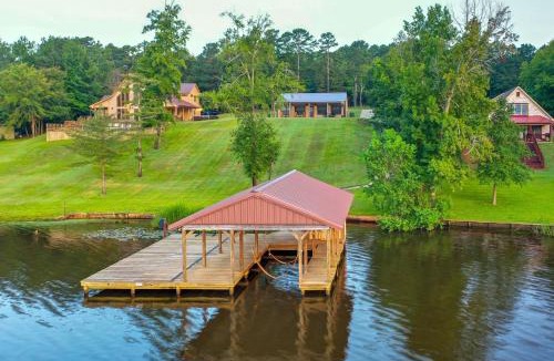 Gladewater House | Quiet Lake Gladewater Getaway w/Dock & Kayaks!