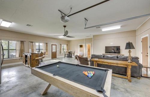 Gladewater House | Quiet Lake Gladewater Getaway w/Dock & Kayaks!