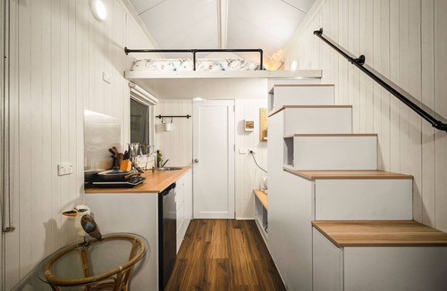 Flowerdale House | Quiet Lake House In Winery by Tiny Away