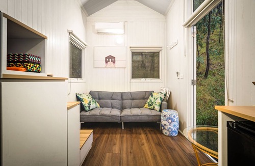 Flowerdale House | Quiet Lake House In Winery by Tiny Away