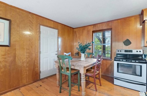 Gun Barrel City Cottage | Quiet Lake View Cabin*Get away and relax!