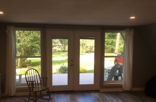 Montgomery House | Quiet Lakefront Cottage