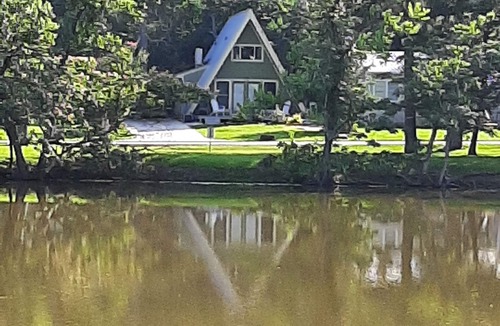 Montgomery House | Quiet Lakefront Cottage