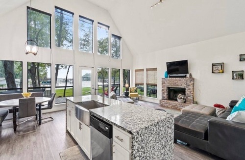 Leisure Land House | Quiet lakefront cottage a perfect oasis for relaxing with family and friends
