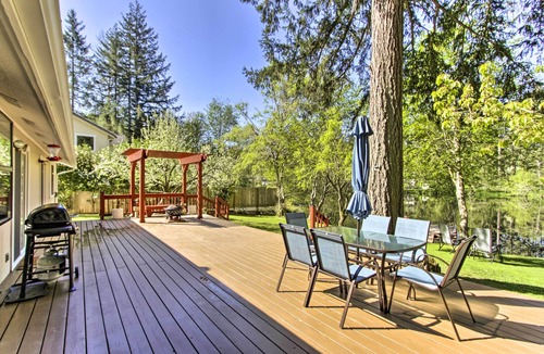 East Olympia House | Quiet Lakefront Olympia Home w/Dock on Half Acre