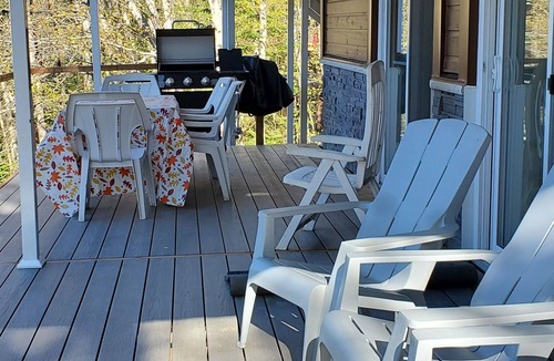 Lantier Cottage | Quiet Lakefront property with Private Bathroom - Hotel type room - no Kitchen