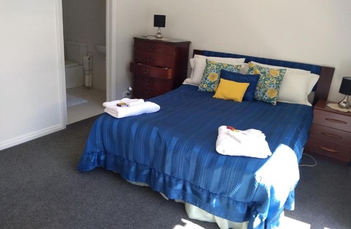 Khandallah Apartment | Quiet location with view and public transport