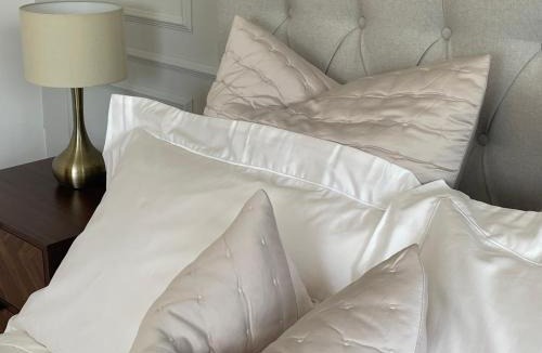 Thames House | Quiet Luxe Home with GYM and Free Parking