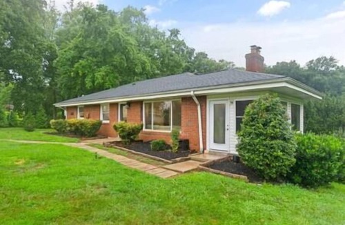 Oakton House | Quiet Luxury Home - Modern - King - 20 Min from DC