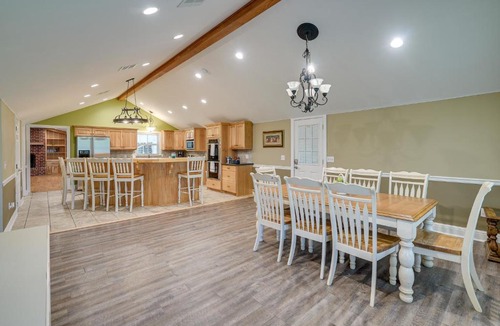 Lawson House | Quiet Marion Getaway with Fireplace!