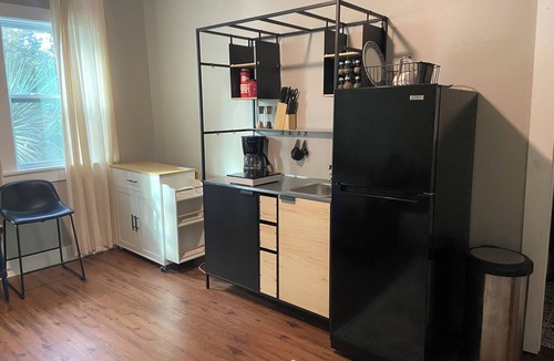 Feiler Park - Hussars Terrace - Dittmerville Apartment | Quiet Midtown Studio, Private Entrance + Laundry