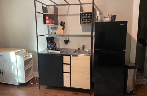 Feiler Park - Hussars Terrace - Dittmerville Apartment | Quiet Midtown Studio, Private Entrance + Laundry