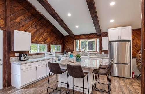 Placerville Cabin | Quiet & Modern Cabin Near Wineries - Fire Pit and BBQ